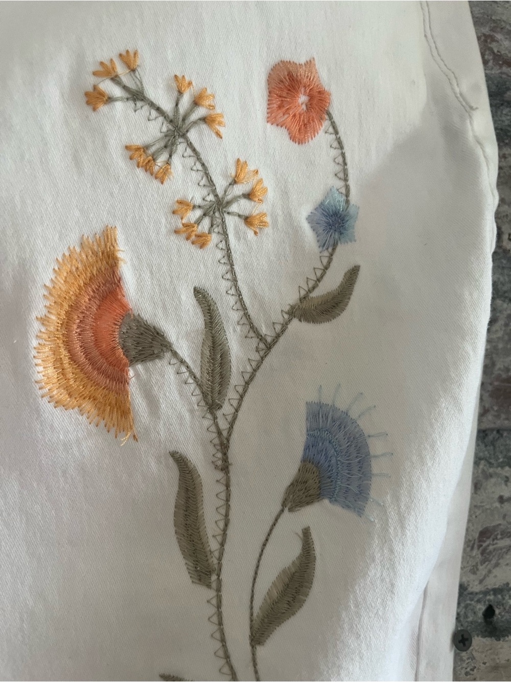 Bandolino Lisbeth Curvy Crop Floral Embroidery White Jeans in excellent like new - Picture 3 of 12